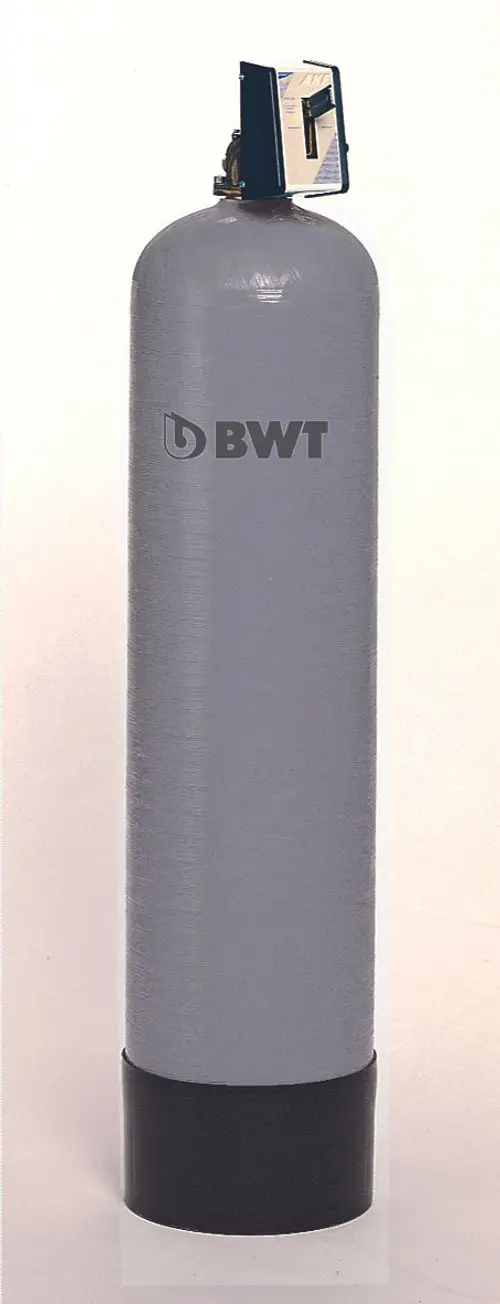 BWT-Filtertanks aus Metall mit einer grauen Oberfläche und einem schwarzen Sockel, ausgestattet mit einem Regelventil an der Oberseite.